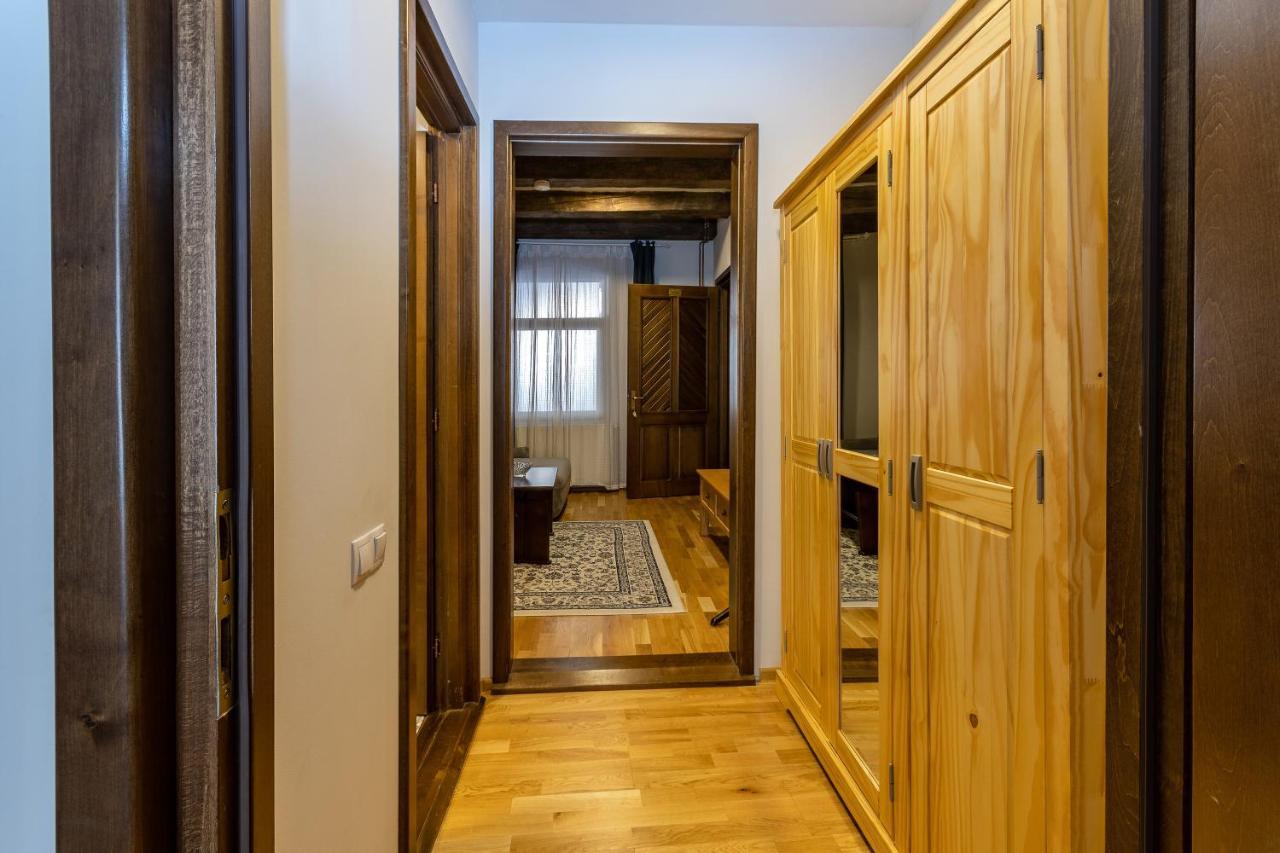 Wood House Republicii Hotel Braşov Buitenkant foto