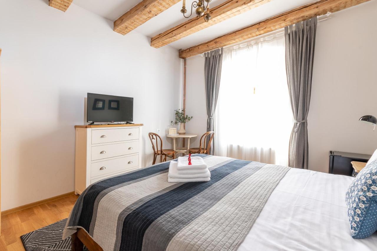 Wood House Republicii Hotel Braşov Buitenkant foto