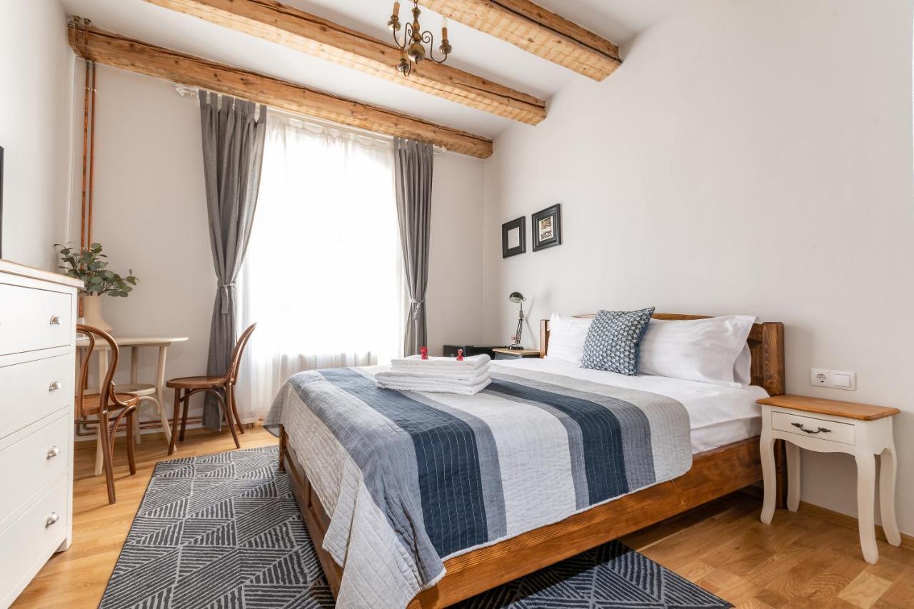 Wood House Republicii Hotel Braşov Buitenkant foto