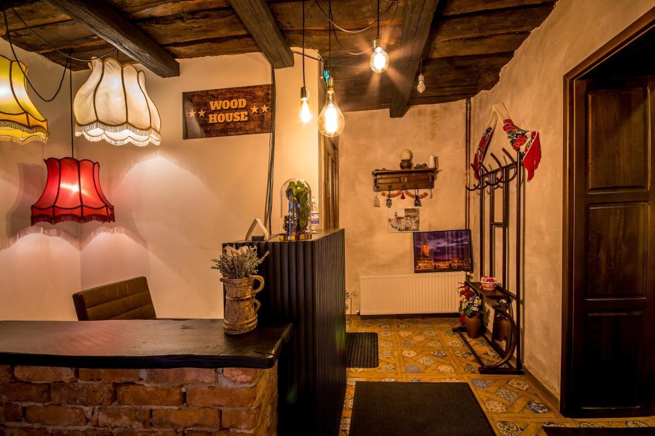 Wood House Republicii Hotel Braşov Buitenkant foto