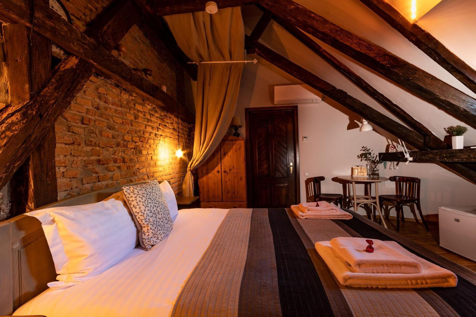 Wood House Republicii Hotel Braşov Buitenkant foto