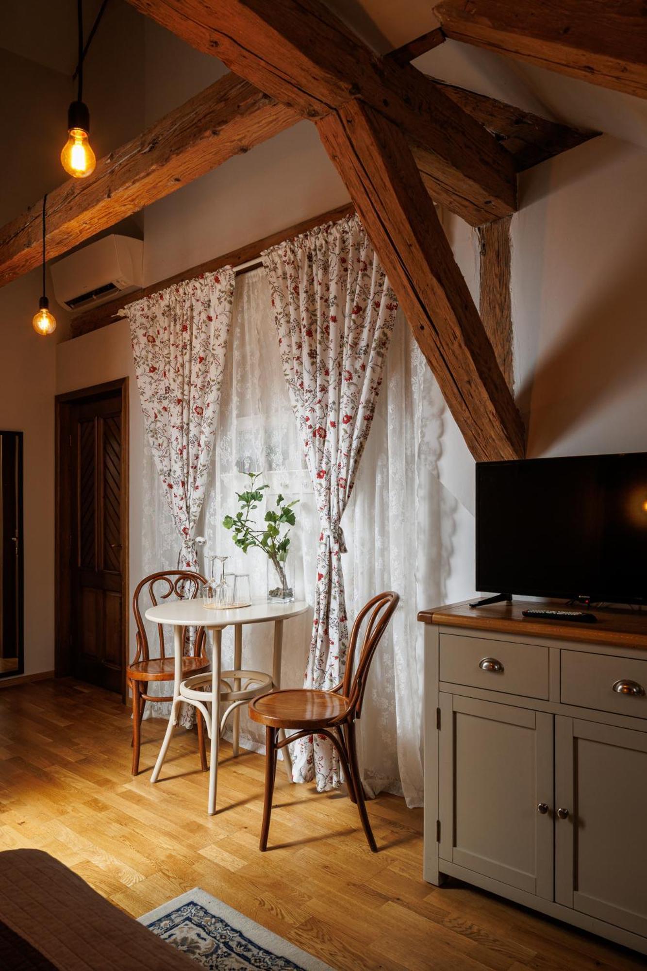 Wood House Republicii Hotel Braşov Buitenkant foto