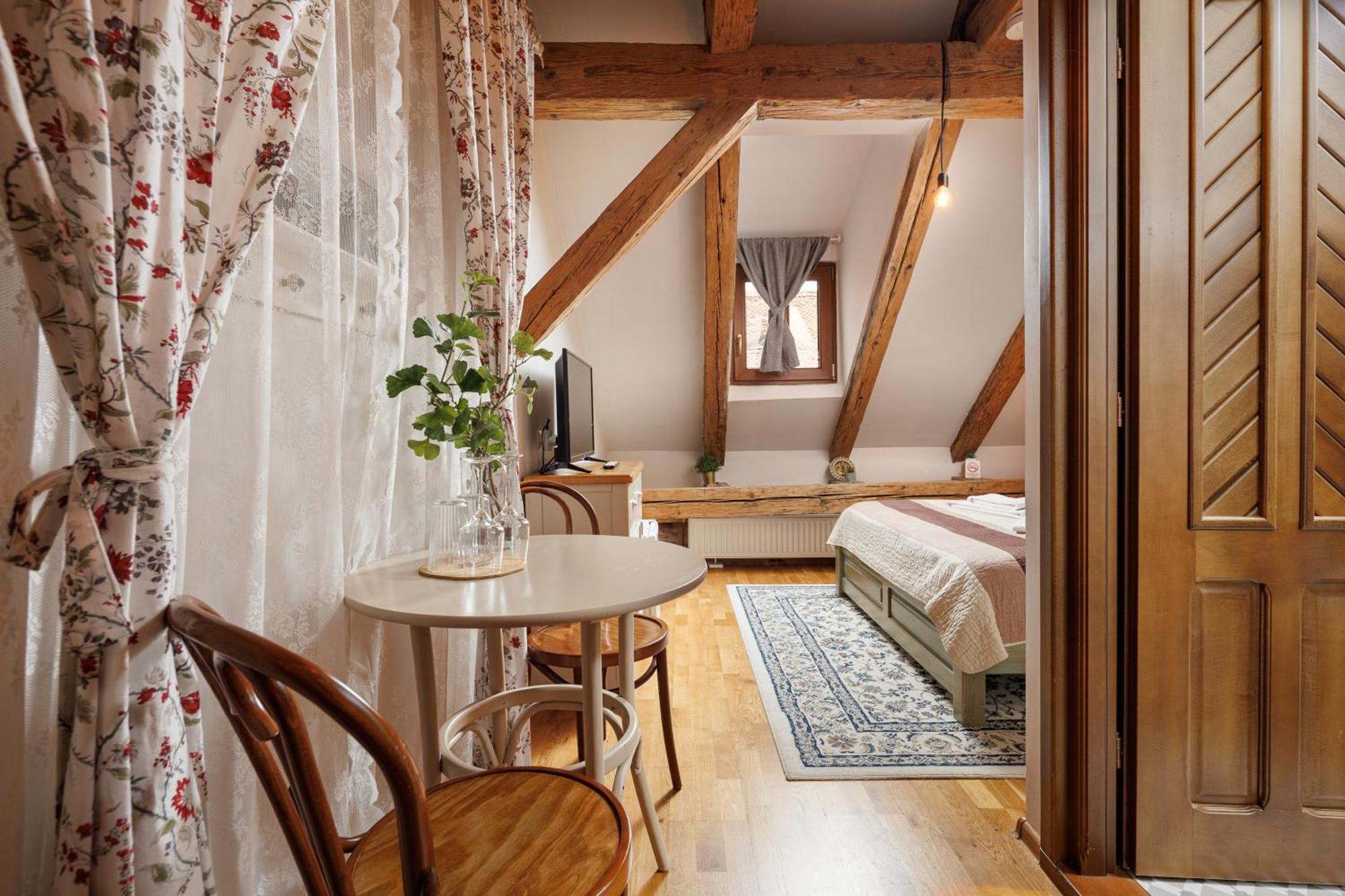 Wood House Republicii Hotel Braşov Buitenkant foto