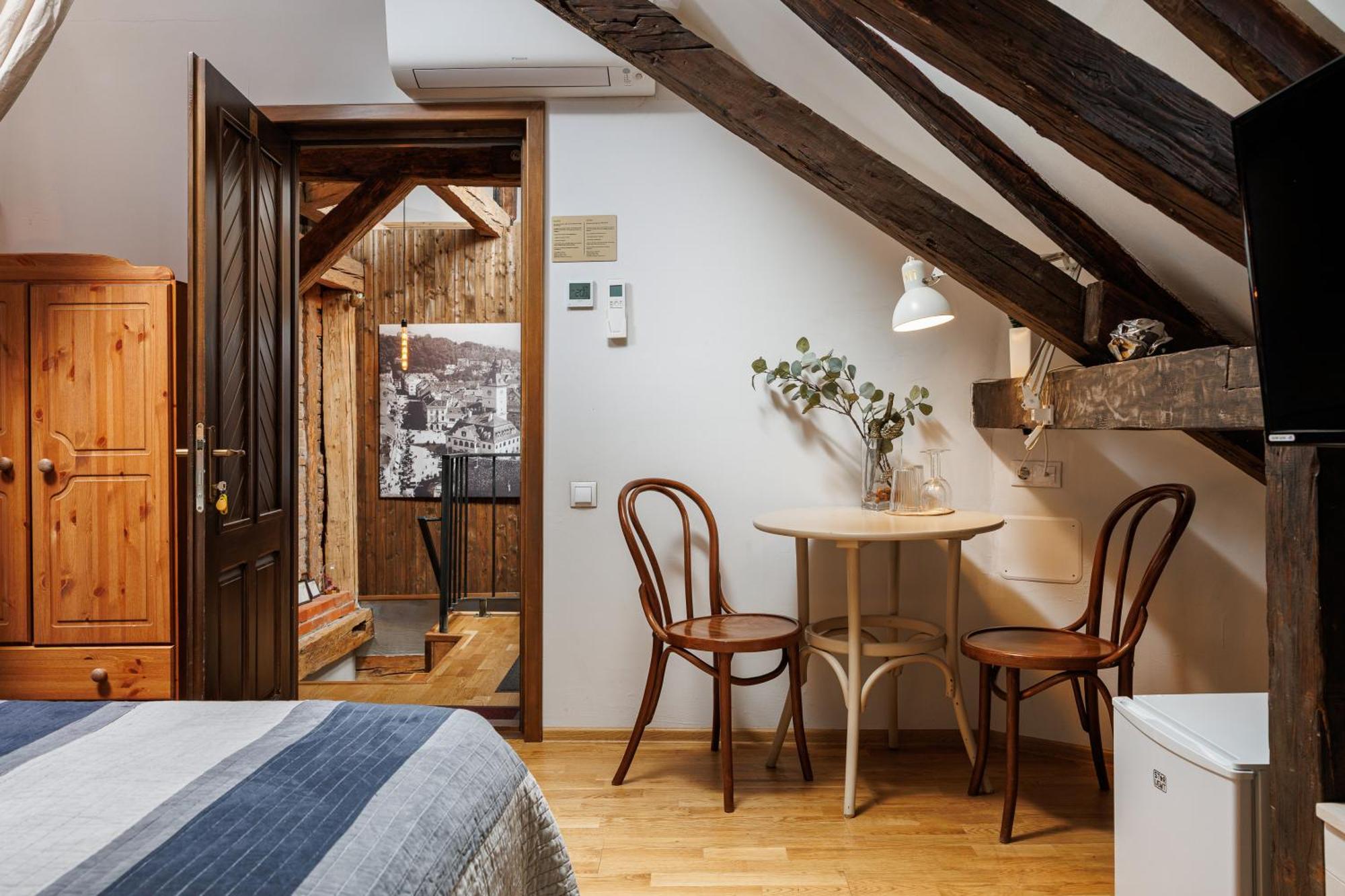 Wood House Republicii Hotel Braşov Buitenkant foto