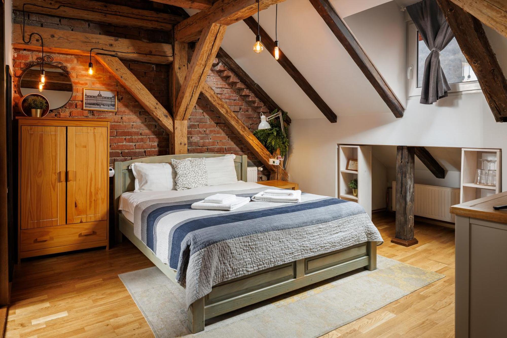 Wood House Republicii Hotel Braşov Buitenkant foto