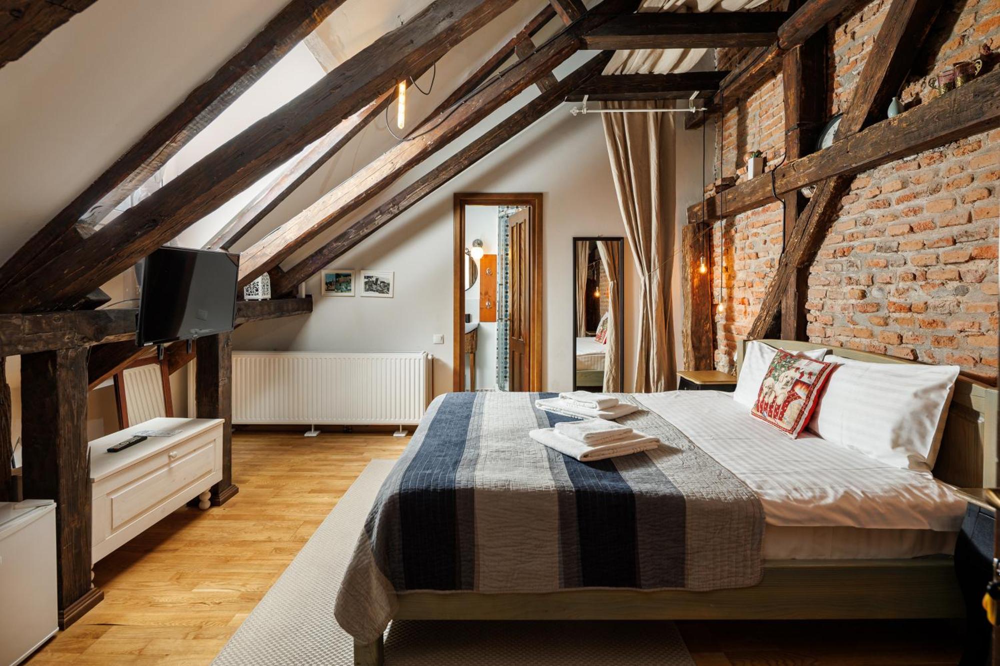 Wood House Republicii Hotel Braşov Buitenkant foto