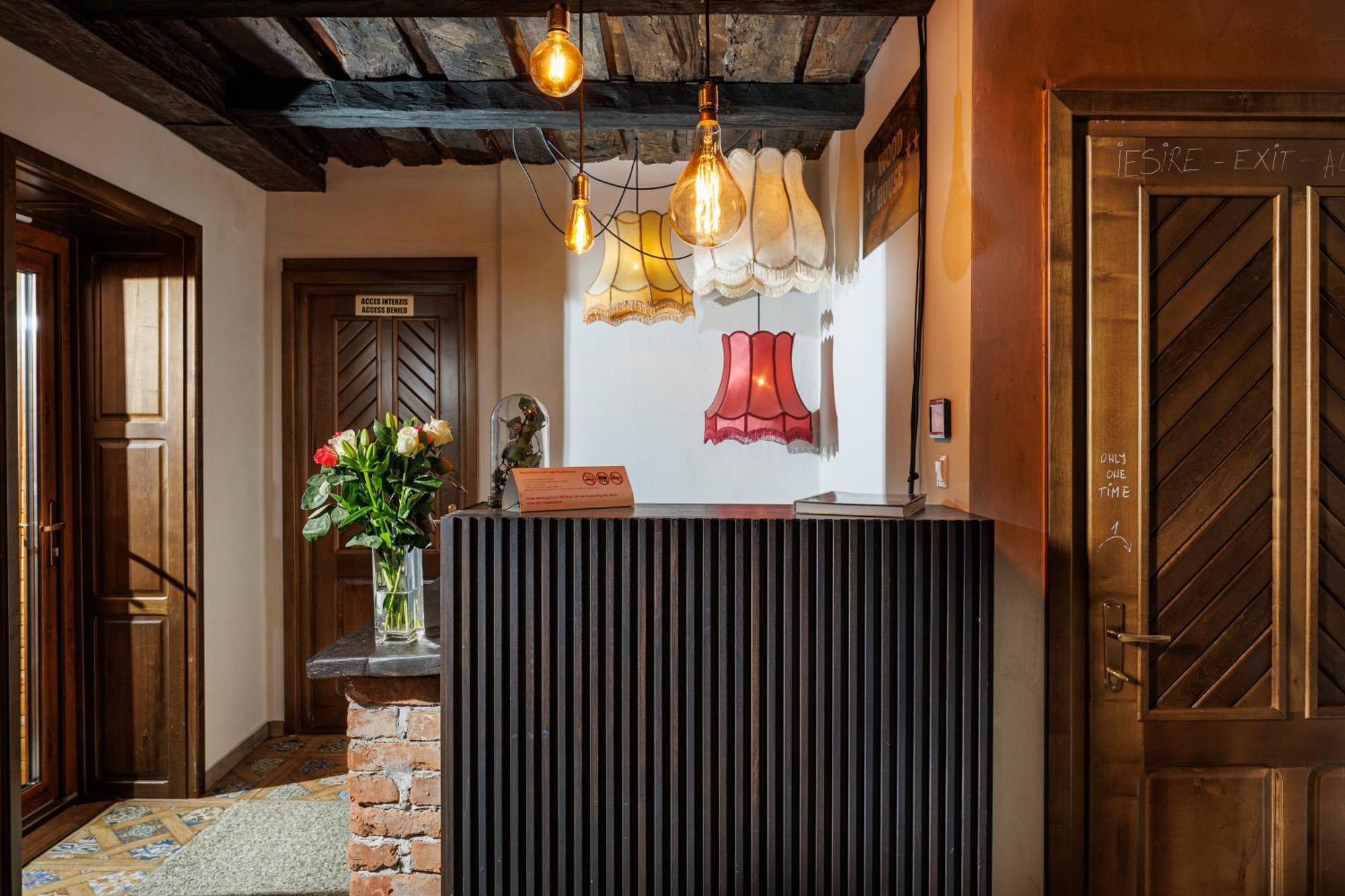 Wood House Republicii Hotel Braşov Buitenkant foto