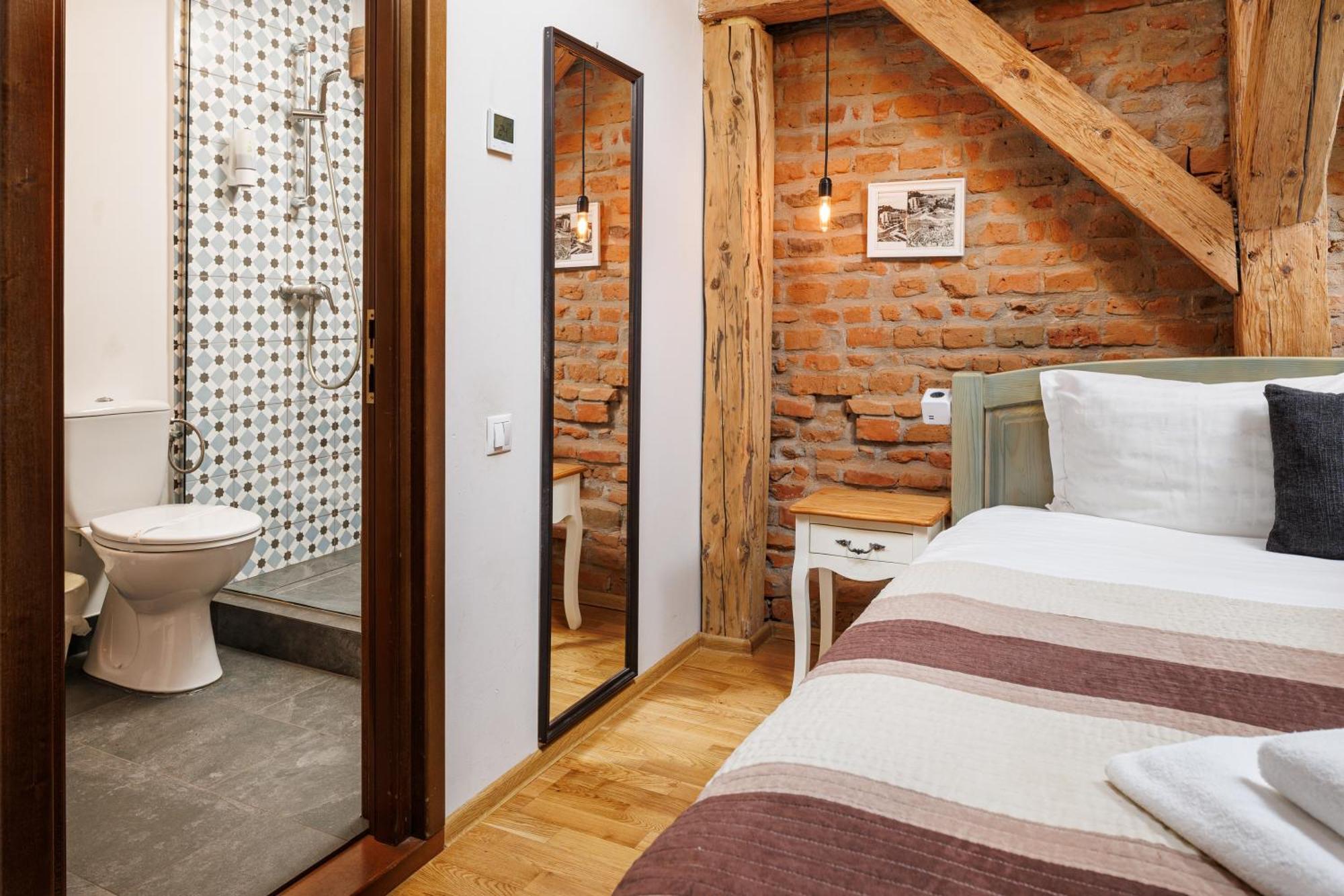 Wood House Republicii Hotel Braşov Buitenkant foto