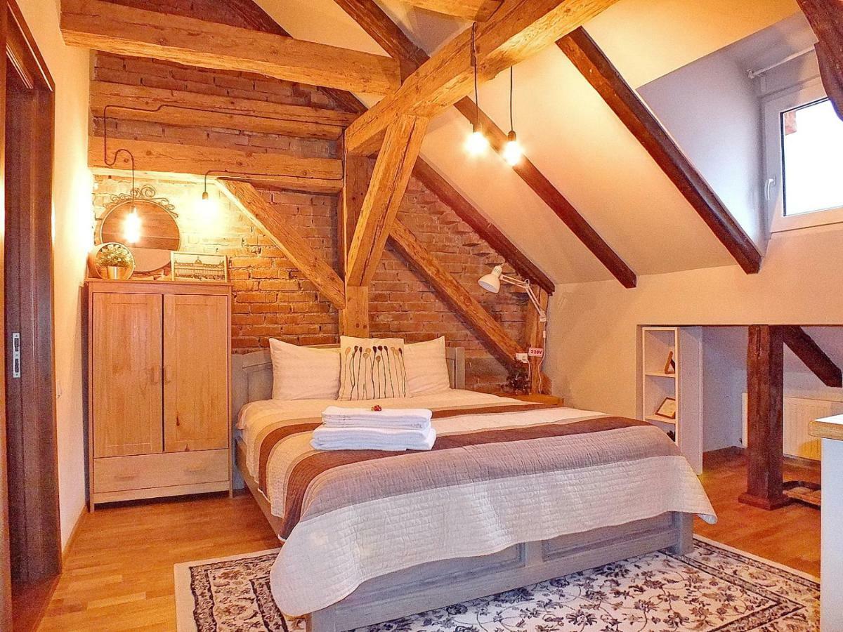 Wood House Republicii Hotel Braşov Buitenkant foto